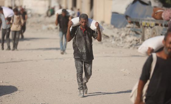 Un hombre de Gaza que lleva una bolsa de harina.